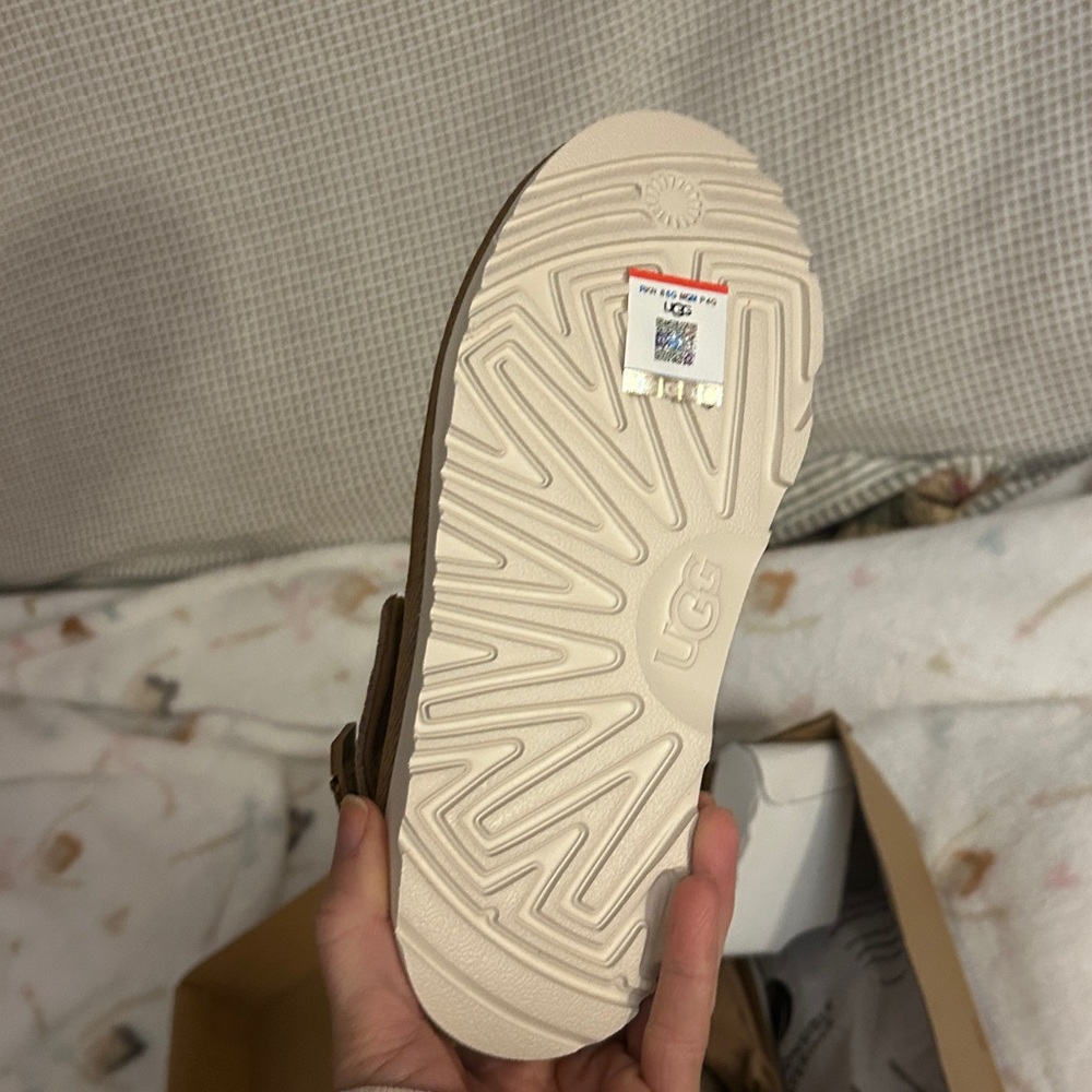 Ugg youth Goldenstar size 1 - Picture 3 of 4
